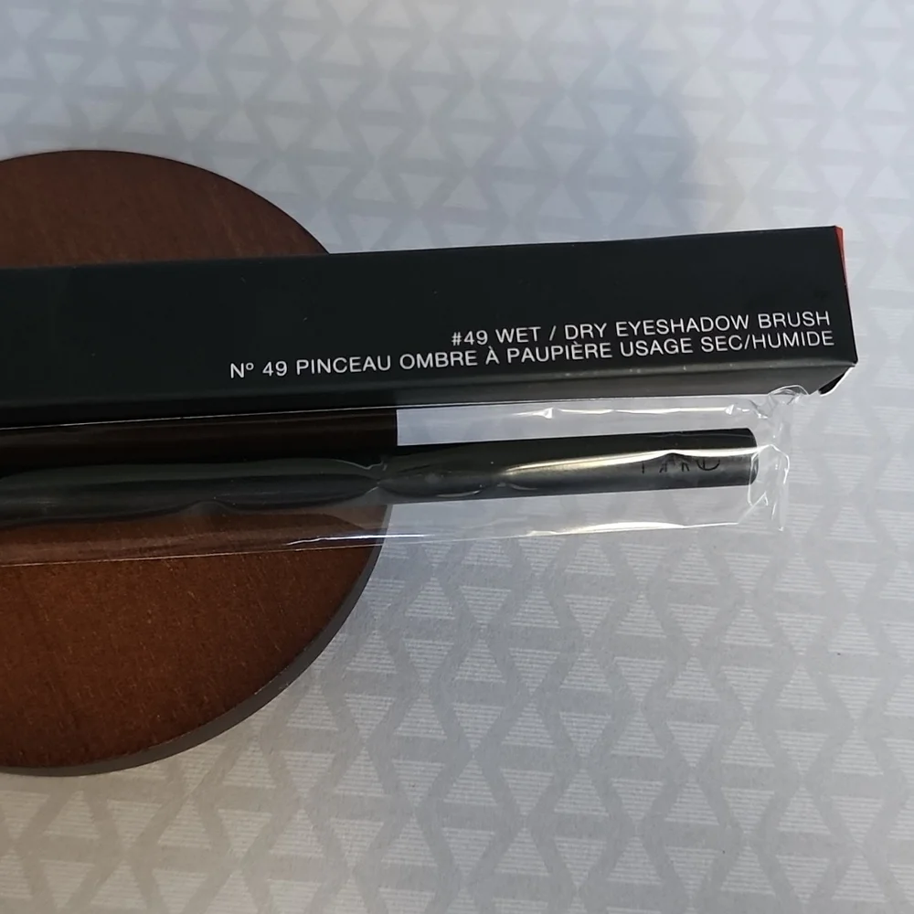 NARS # 49 Wet Dry Eyeshsdow Brush
